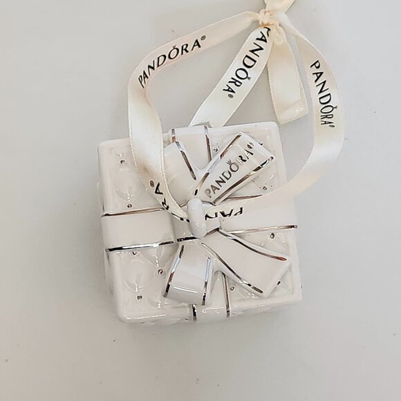BEAUTIFUL 2016 Pandora Christmas Present Gift Tree Ornament - Picture 4 of 7